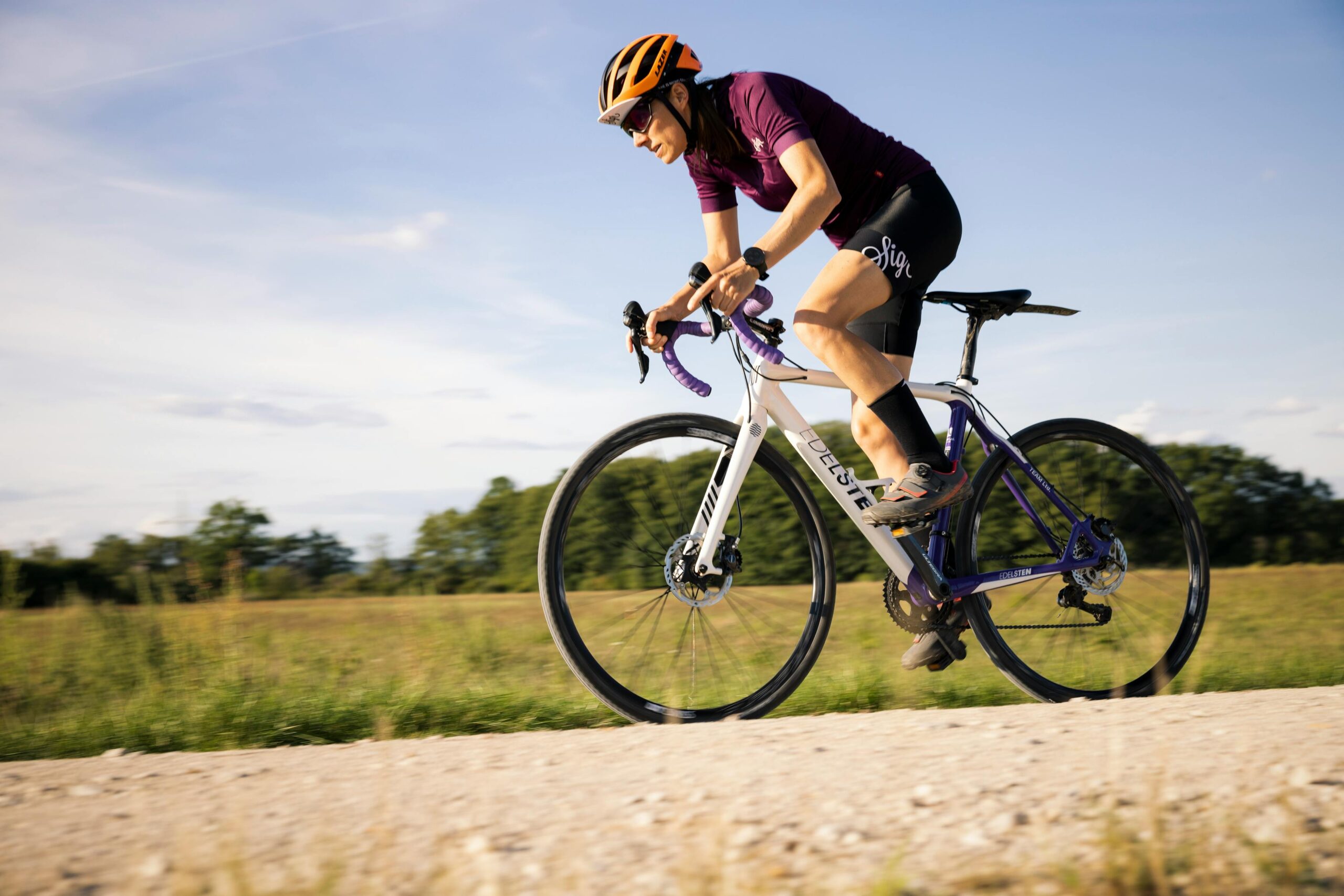 man op wielrenfiets in natuurlijk landschap
